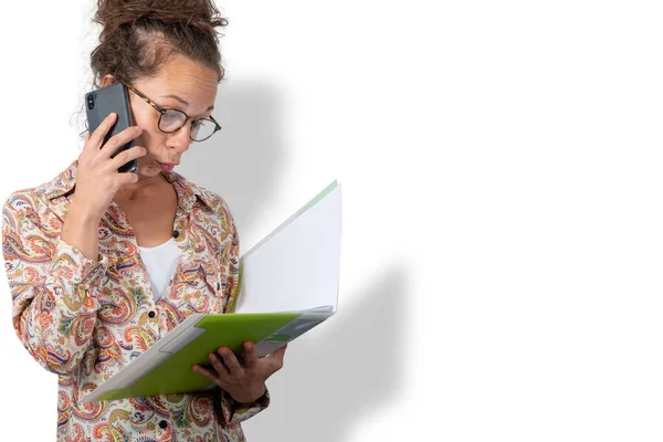 Feliz mujer de negocios hablando por teléfono. Aislado en la espalda blanca — Foto de Stock