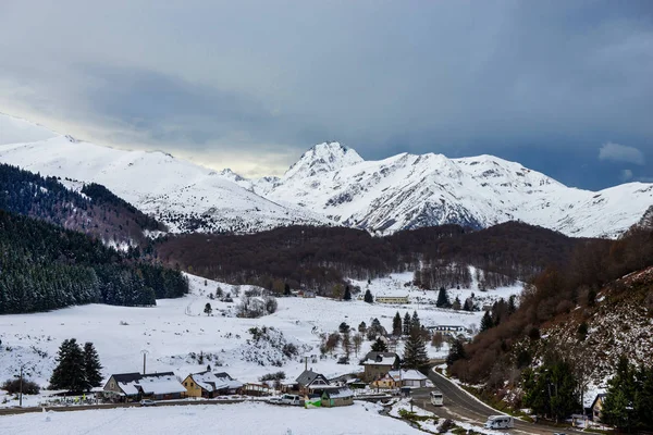 Панорама французских Пиренеев с Pic du Midi de Bigorr — стоковое фото