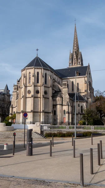 Uitzicht op de kerk Saint Martin in Pau stad, Zuid-Frankrijk. — Stockfoto