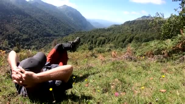 Hiker Man Resting Mountain — Stock Video