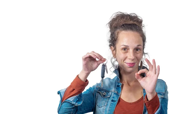 Mooie vrouw met een autosleutel, op witte achtergrond — Stockfoto