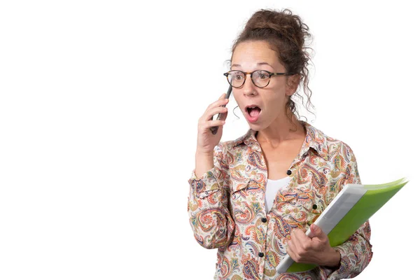 Heureuse femme d'affaires qui parle au téléphone. Isolé sur le dos blanc — Photo