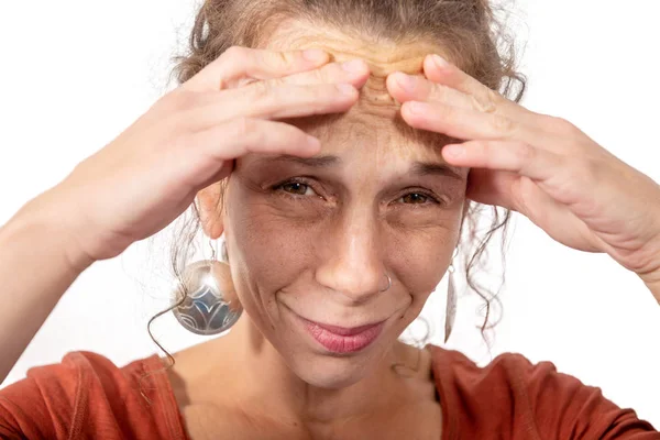 Jeune femme avec mal de tête sur le fond blanc — Photo