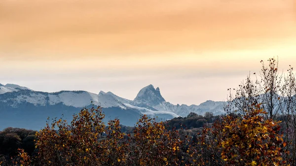 Vista de Pic du Midi Ossau en otoño, Pirineos franceses —  Fotos de Stock