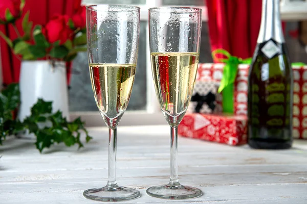 Decoração de Natal com dois copos de champanhe — Fotografia de Stock