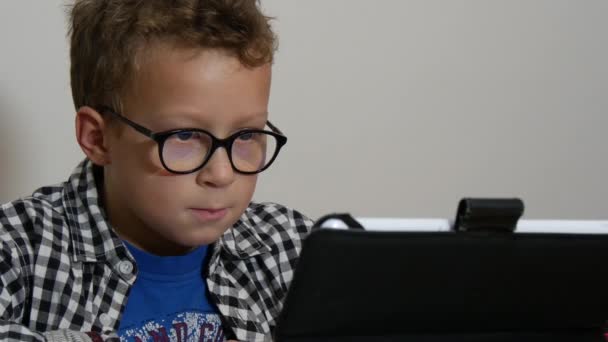 Menino Com Tablet Sentado Mesa Casa — Vídeo de Stock