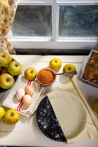 Zutaten für Apfelkuchen, Äpfel, Eier, Teig — Stockfoto