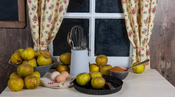 Органические яблоки на столе у окна — стоковое фото