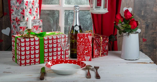 Regalos de Navidad en la mesa, cerca de la ventana rústica — Foto de Stock