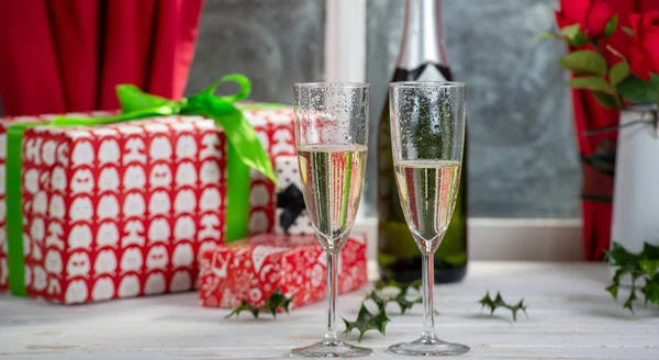 Vánoční dekorace se dvěma sklenicemi šampaňského — Stock fotografie