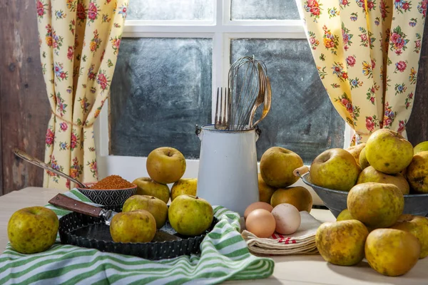 Manzanas orgánicas en la mesa cerca de la ventana — Foto de Stock