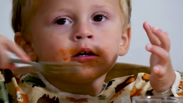 Portret Van Jonge Jongen Zittend Aan Tafel — Stockvideo