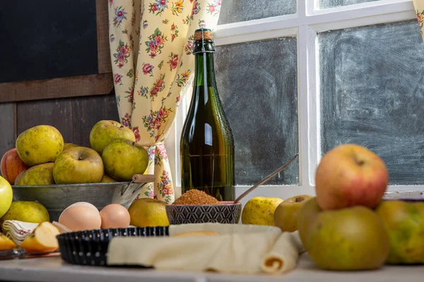Ingrediënten voor appeltaart, appels, eieren, deeg — Stockfoto