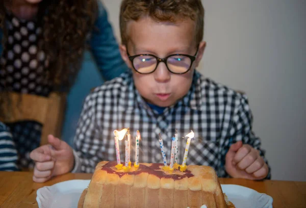 小男孩在蛋糕上吹蜡烛，生日快乐派对 — 图库照片