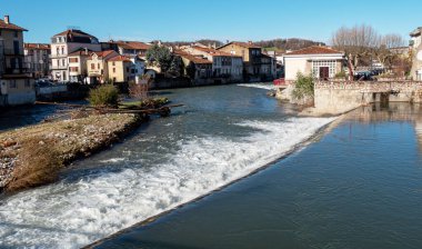 Saint Girons 'daki Le Salat nehri, Ariege, Midi Pirenes, güney 