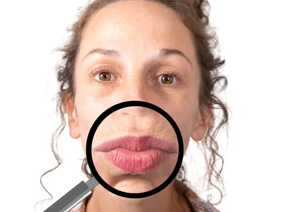 Giovane donna con lente d'ingrandimento alla bocca — Foto Stock