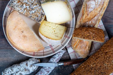 Peynir, sosis ve Tomme de Savoie, Savoy, Fransız Alpleri Fransa.