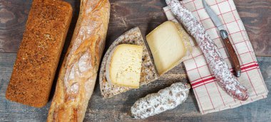 Peynir, sosis ve Tomme de Savoie, Savoy, Fransız Alpleri Fransa.