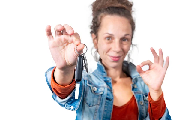 Krásná žena s klíčem od auta, na bílém pozadí — Stock fotografie