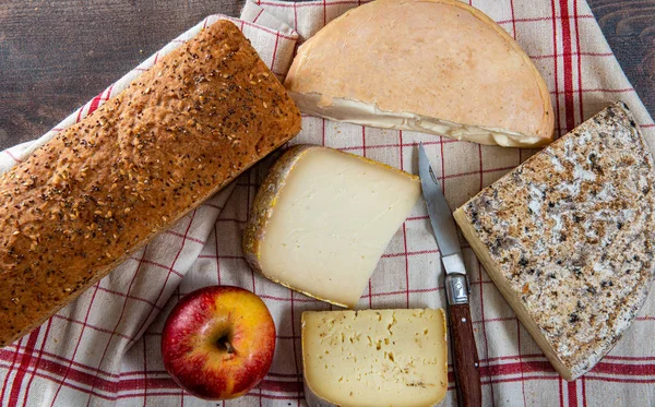 Quesos y Tomme de Savoie, queso francés Savoy, Alpes franceses Fr — Foto de Stock