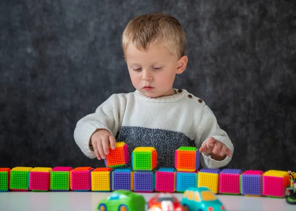 Dois anos de idade bebê brincando com cubos — Fotografia de Stock