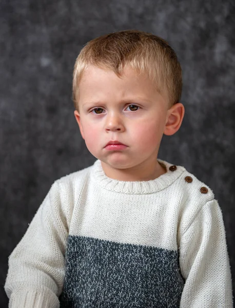 Portret uroczy mały chłopiec dąsanie, studio portret — Zdjęcie stockowe