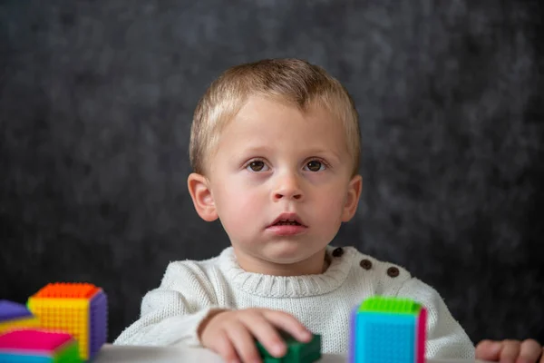 Two years old baby playing with cubes — ストック写真