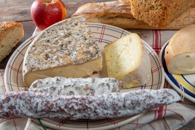 Peynir, sosis ve Tomme de Savoie, Savoy, Fransız Alpleri Fransa.