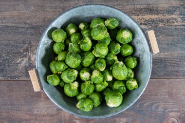 Tahta masada taze çiğ Brüksel lahanası.
