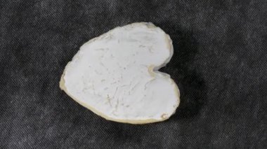 Fransız Neufchatel peyniri şekilli kalp