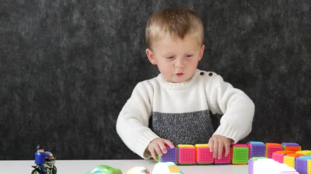 Bebé Dos Años Jugando Con Cubos — Vídeo de stock