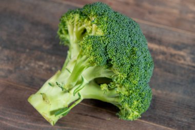 Brokoli ahşap arka plan üzerinde