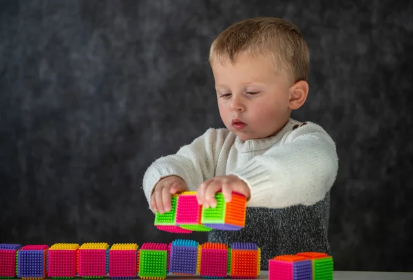 Två år gammal baby leker med kuber — Stockfoto