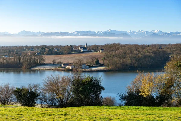 Vista del lago Gabas en los Pirineos Atlantiques, montañas en — Foto de Stock