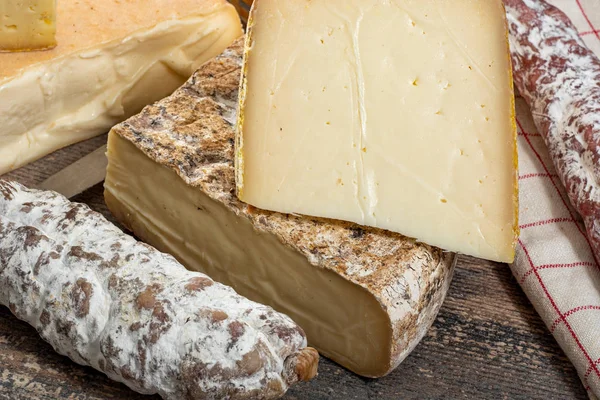 Kaas, worst en Tomme de Savoie, Savoie, Franse Alpen Frankrijk. — Stockfoto
