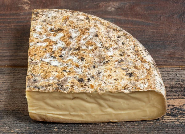 Tomme de Savoie, francouzský sýr Savoy, francouzské Alpy Francie. — Stock fotografie