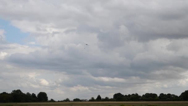 Bulutlu Gökyüzünde Küçük Bir Uçak — Stok video