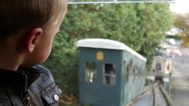 Jeune Garçon Dans Funiculaire Pau Ville — Video