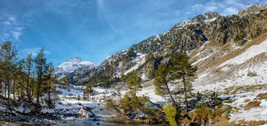 Nehir karlı Pireneler dağlarında, Pont Espagne yakınlarında.