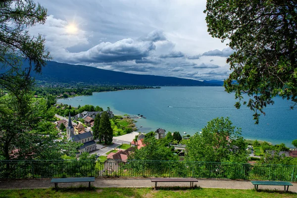 Vista del lago de Annecy y pueblo de Duingt con cielo nublado, frenc —  Fotos de Stock