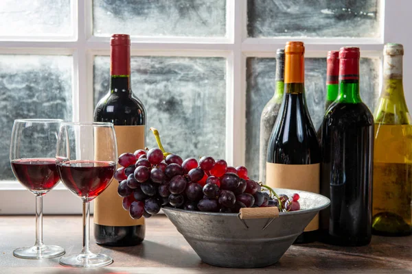 Dos viñas, tintas y blancas, con botellas de vino tinto —  Fotos de Stock
