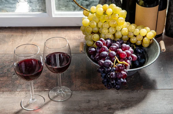 Dos viñas, tintas y blancas, con botellas de vino tinto —  Fotos de Stock