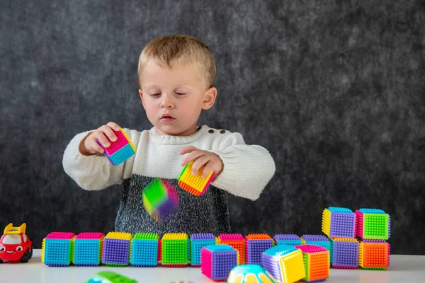 Två år gammal baby leker med kuber — Stockfoto