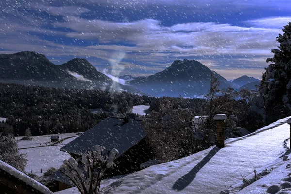 Зимний пейзаж с горами ночью — стоковое фото