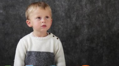 2 yaşında bir bebek küplerle oynuyor.