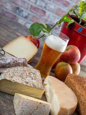 Peynirler ve biralı Tomme de Savoie, Fransız peyniri Savoy, fren