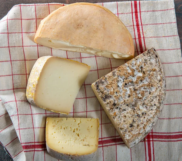 Quesos y Tomme de Savoie, queso francés Savoy, Alpes franceses Fr — Foto de Stock