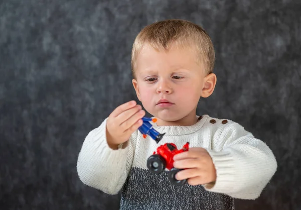 Portret van kind twee jaar oud spelen — Stockfoto