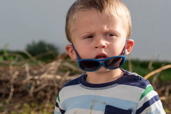 Grappig jong jongen met zonnebril — Stockfoto