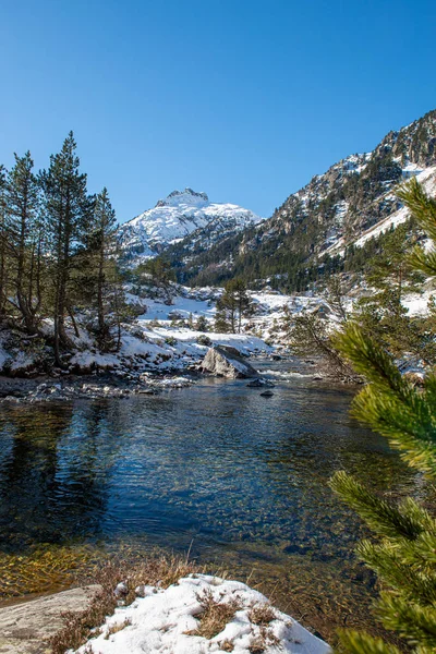 Rivier in de besneeuwde Pyreneeën, nabij Pont Espagne — Stockfoto